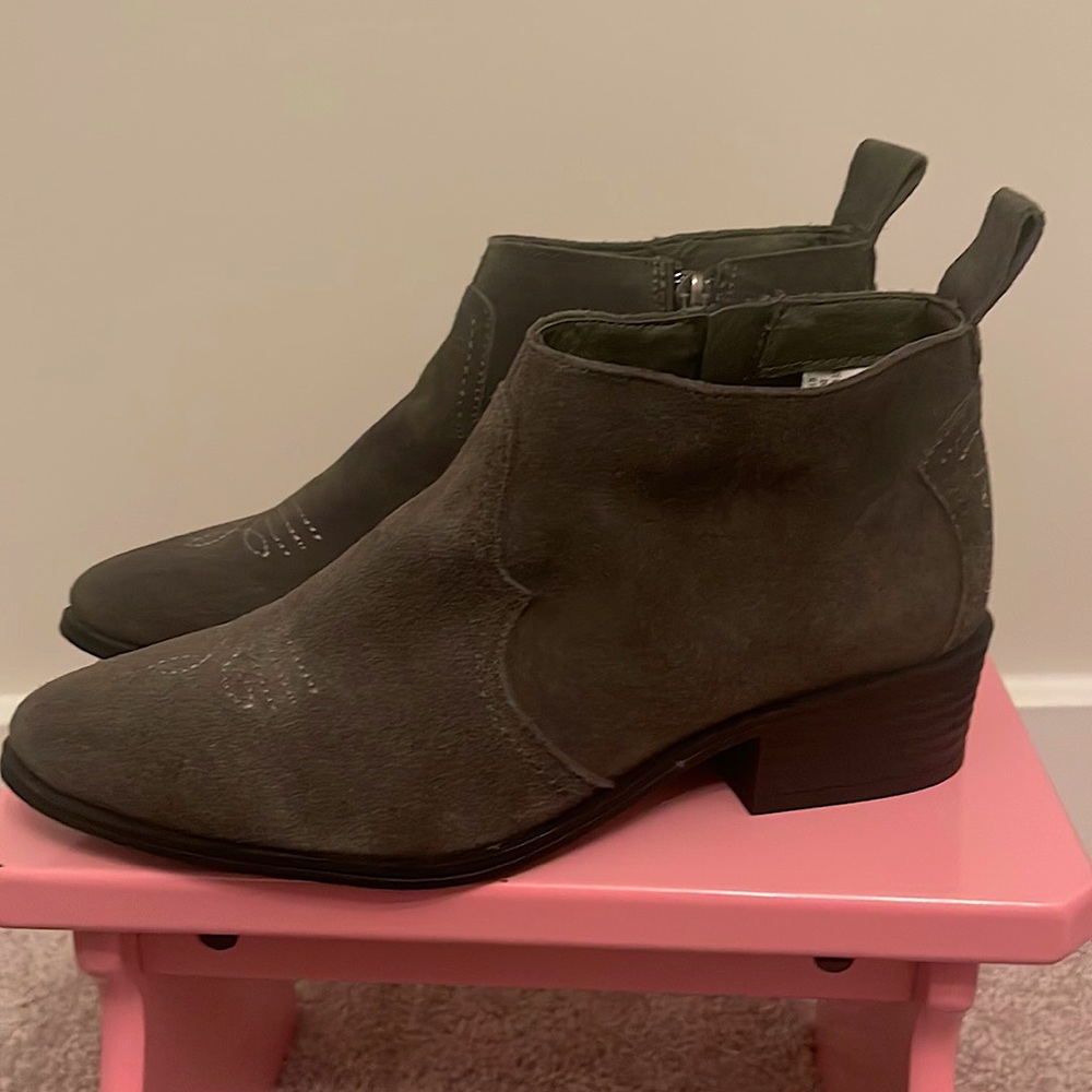 Brand new American Eagle zip up boot